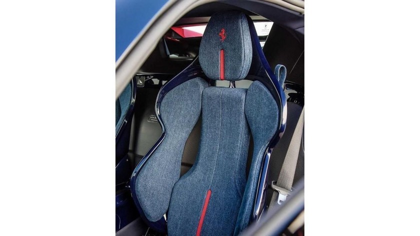 Der Ferrari SF90 erhält ein einzigartiges Denim-Interieur