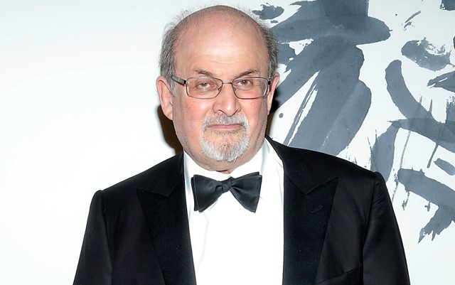 미국 작가 살만 루시디 공격 그는 급히 수술을 받았다.