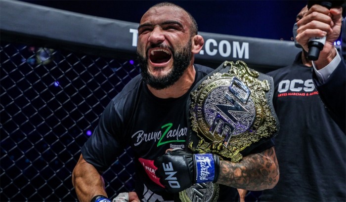 John Lineker besiegte Bibiano Fernandez und wurde Champion von ONE Championship