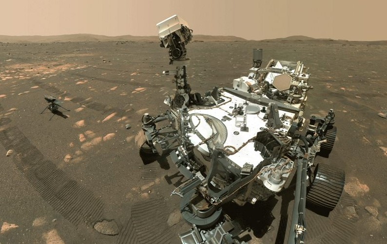 NASA 로버가 찍은 토양 샘플은 물의 흔적을 보여줍니다