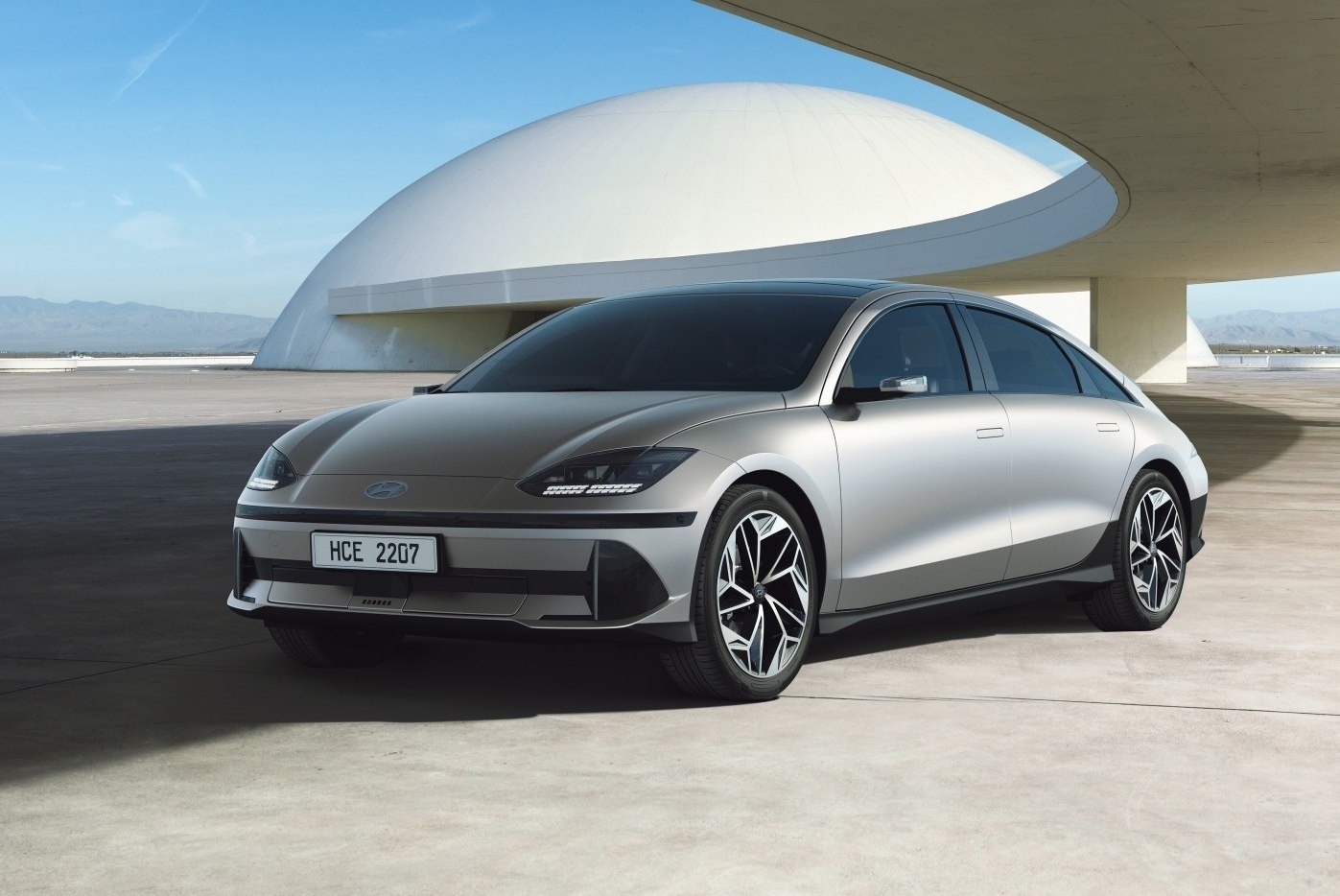 Hyundai Ioniq 6 2023 fotografado em testes com novo para-choque esportivo