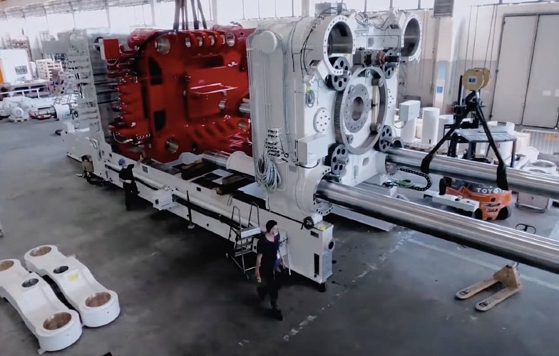 テスラはサイバートラックの生産のために最大の鋳造機を受け取りました