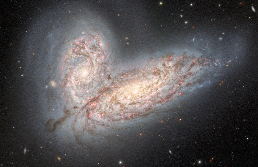 2 つの渦巻銀河 NGC 4567 と NGC 4568 の衝突