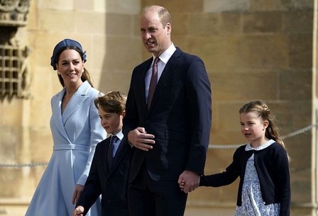 케임브리지 공작은 큰 아이들과 함께 부활절 예배에 참석했습니다.