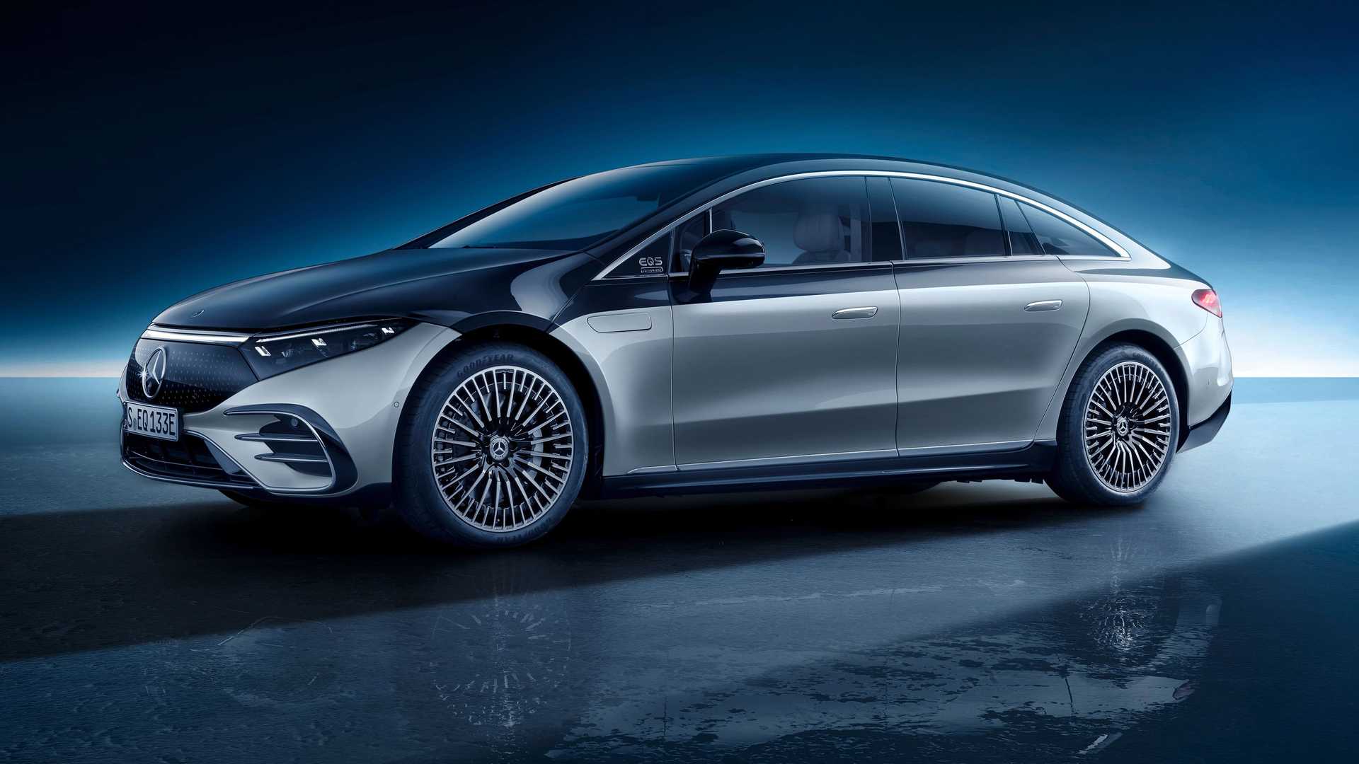 Der neue Mercedes EQS wurde beim Aufladen vor dem Debüt am 19. April fotografiert