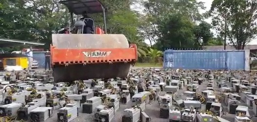 Vídeo: um rolo compressor de asfalto saiu para lutar contra a mineração ilegal na Malásia