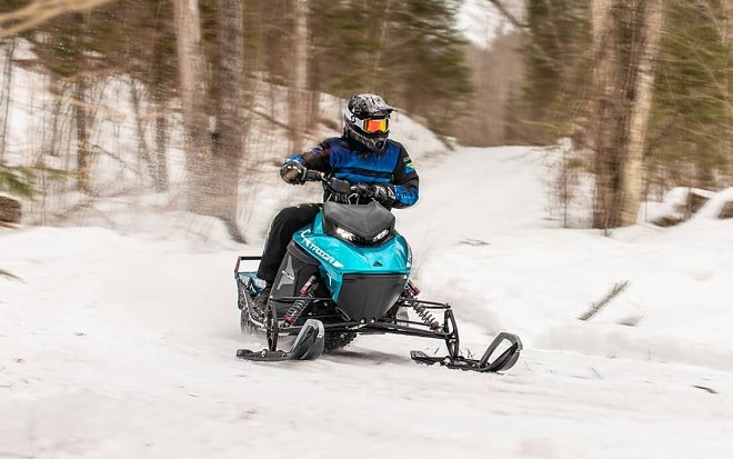 Primeiras motos de neve elétricas Taiga saem da linha de montagem no Canadá