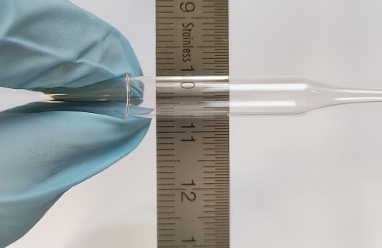 Entwicklung der ersten Einkristall-Lichtleitfaser aus Perowskit