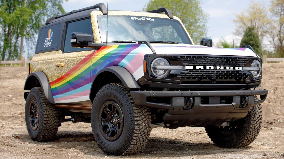 Ford ha introdotto il SUV Bronco con strisce arcobaleno sul corpo