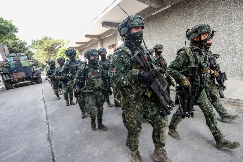 台湾軍は石で中国のドローンを撃墜しようとした（ビデオ）