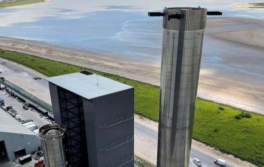 SpaceX lancia il razzo Super Heavy con 29 motori Raptor sulla piattaforma di lancio