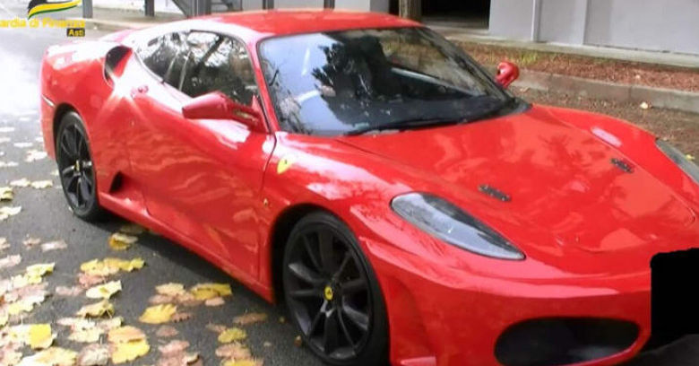 In Italia, un uomo ha trasformato una vecchia Toyota in una Ferrari