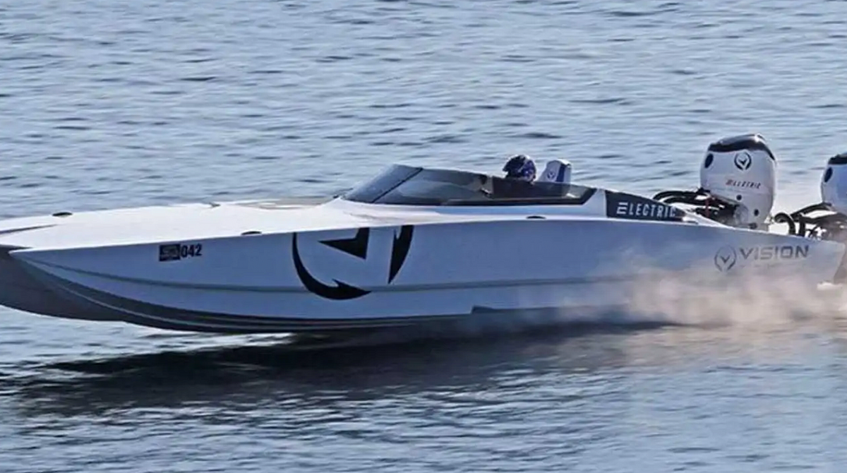 선외 모터가 장착된 전기 보트 Vision Marine은 기록적인 속도로 175km/h로 가속됩니다.