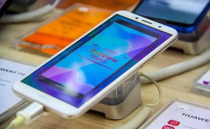 Est-il nocif de recharger son téléphone plusieurs fois par jour : un expert a répondu