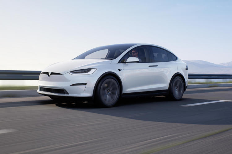 テスラの投資家が 1 対 3 の株式分割を承認