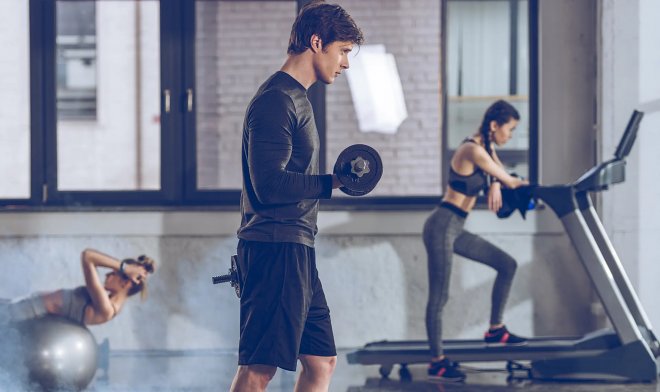 Soulever des haltères seulement six fois par jour augmente la force musculaire de 10 %