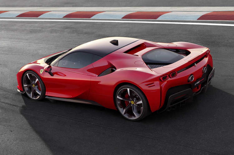 Ferrari testet Hybrid-Supersportwagen SF90 in leistungsstarker VS-Version