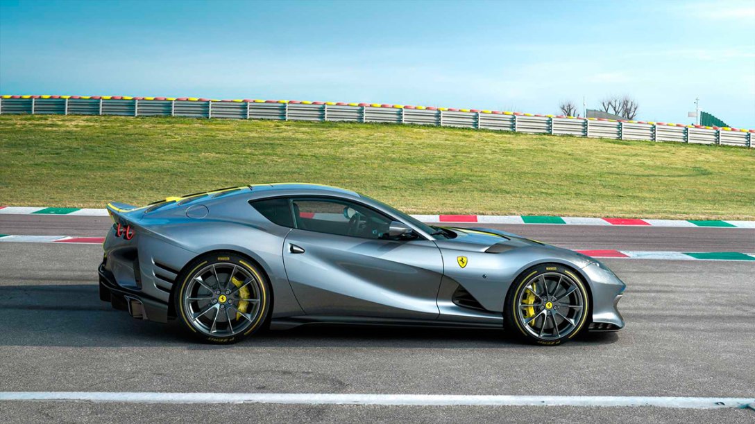 La Ferrari ha portato alla prova un prototipo di vettura sportiva Ferrari Roma con un'unità V12