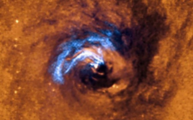 Gli astronomi hanno visto come i buchi neri catturano la materia