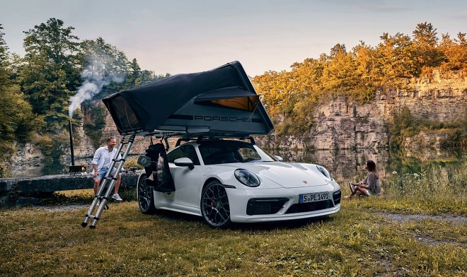 La Porsche 911 ha ricevuto un accessorio inaspettato: una tenda da sole pieghevole