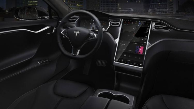 イーロンマスクはテスラにドライバーなしで運転するように教えることを約束しました