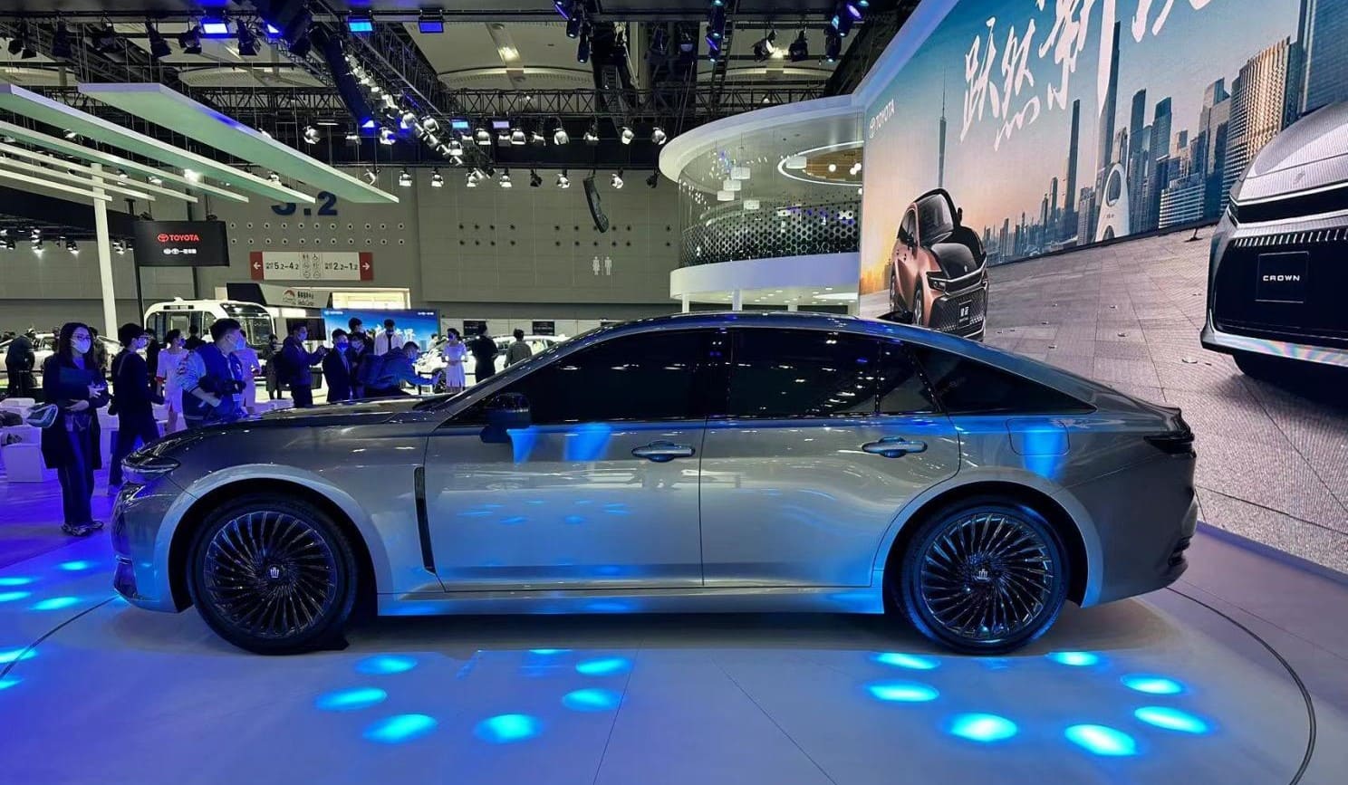 後輪駆動の大型セダン トヨタ クラウン登場