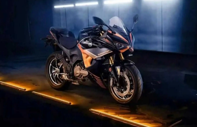 중국 제조사 QJ Motor의 새로운 스포츠바이크 GS550 전시
