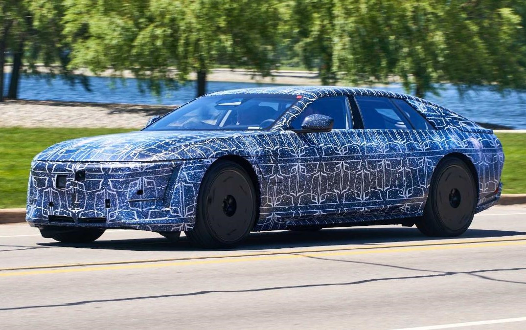 Prototipo di auto elettrica di lusso Cadillac Celestiq avvistato durante i test