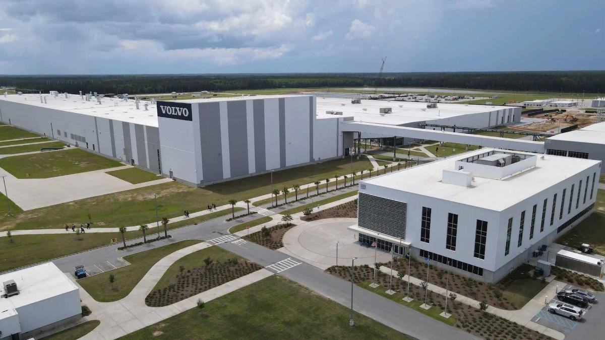 En raison d'un puissant ouragan, Volvo et Mercedes ferment leurs usines aux États-Unis
