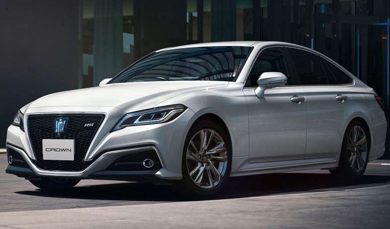 Toyota vai transformar seu icônico sedã Crown em um crossover