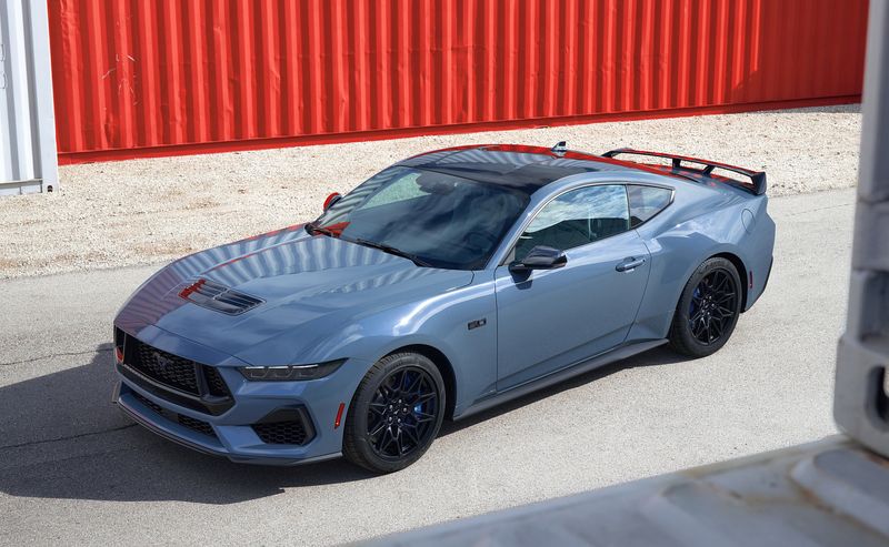 フォードマスタング2024の最初の写真がウェブに登場しました