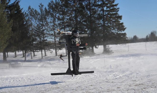 Engenheiro entusiasta constrói um jetpack funcional em sua própria garagem