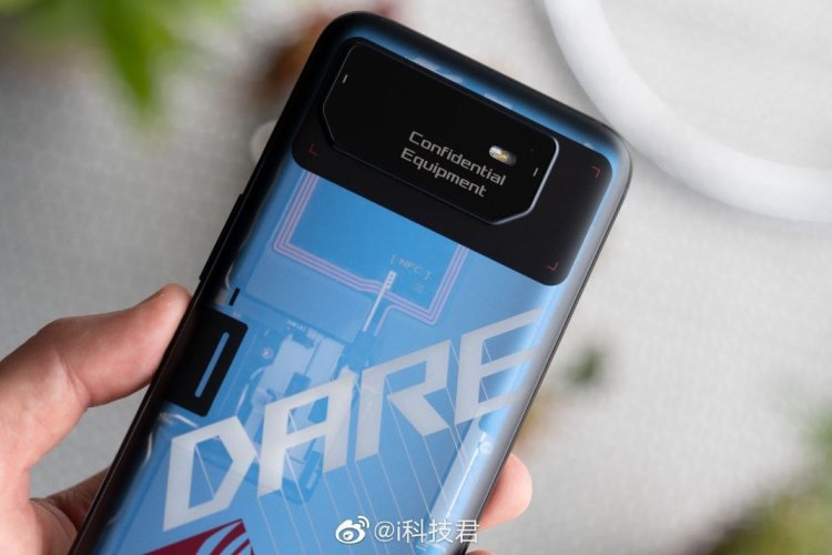 写真に写っているASUS ROG Phone 6のプロトタイプ