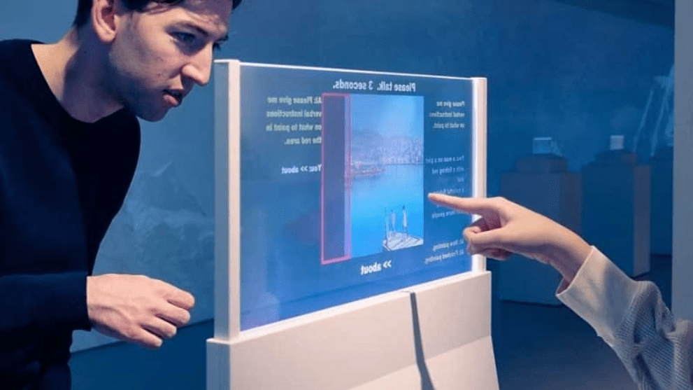 両面から情報を表示するRaelclearディスプレイを発表