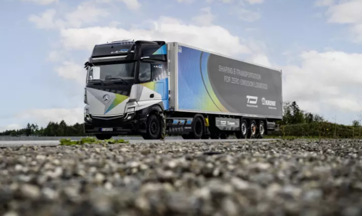 Mercedes-Benz는 eActros LongHaul 전기 트랙터를 선보였습니다.