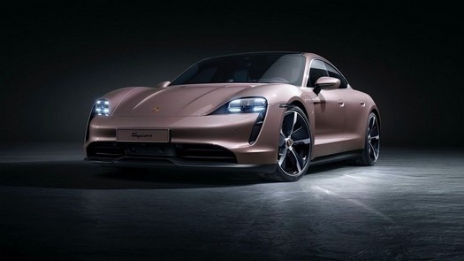 L'auto elettrica Porsche Taycan è molto popolare, ma Porsche non passerà completamente alla trazione elettrica