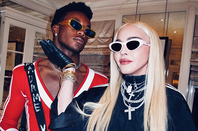 Madonna는 아들 David가 자신의 옷을 입는 것을 좋아하는 이유를 설명합니다.