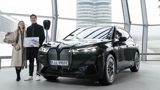 BMW a remis sa millionième voiture électrique à ses clients et a promis d'en produire un autre million d'ici 2025