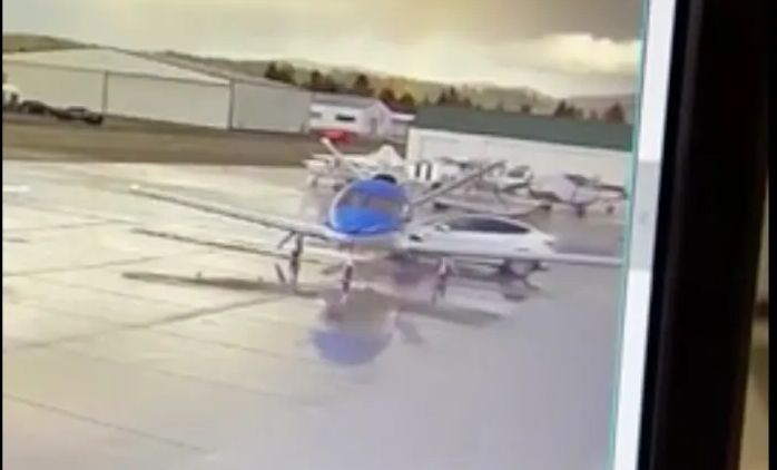 Tesla Model Y colidiu com um avião