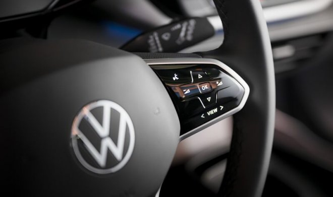 La Volkswagen sta abbandonando i pulsanti a sfioramento sul volante a causa di numerosi reclami