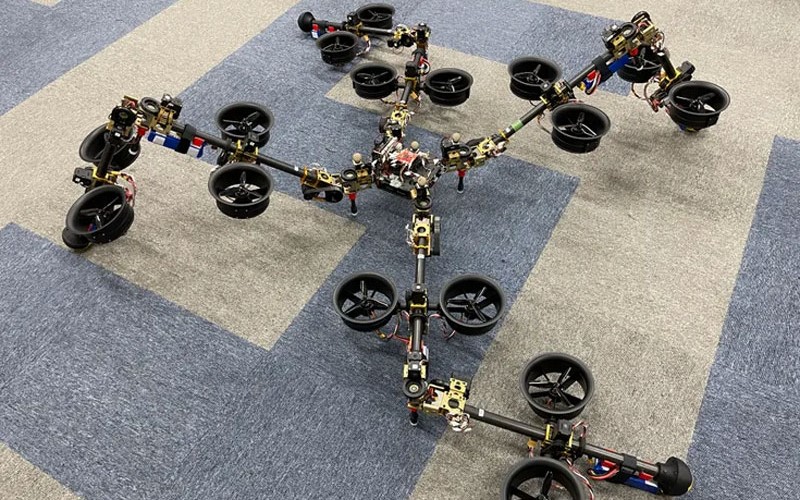 Japan hat einen SPIDAR-Roboter entwickelt, der mithilfe von Propellern fliegt und läuft