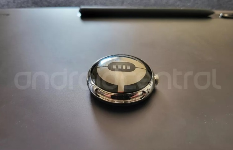 レストランの訪問者がプロトタイプのスマートウォッチGooglePixelWatchを見つけました