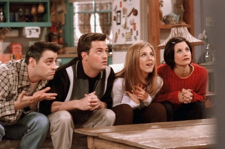 Lo strano comportamento di Matthew Perry nel trailer della riunione di Friends viene discusso online