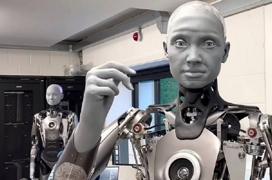 Ingenieure bauen einen Roboter Ameca mit Gesichtsausdrücken wie Menschen
