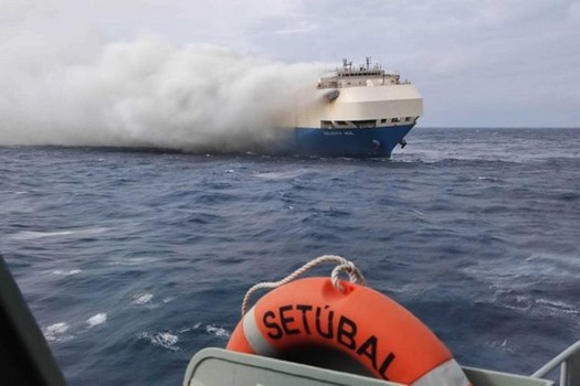 Elektrofahrzeuge an Bord erschwerten das Löschen des Feuers auf der Felicity Ace – seit vergangener Woche brennt es auf hoher See weiter
