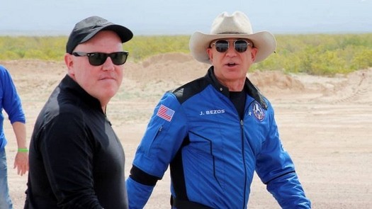 Blue Origin은 SpaceX와 계약을 위해 NASA를 상대로 소송을 제기했습니다.