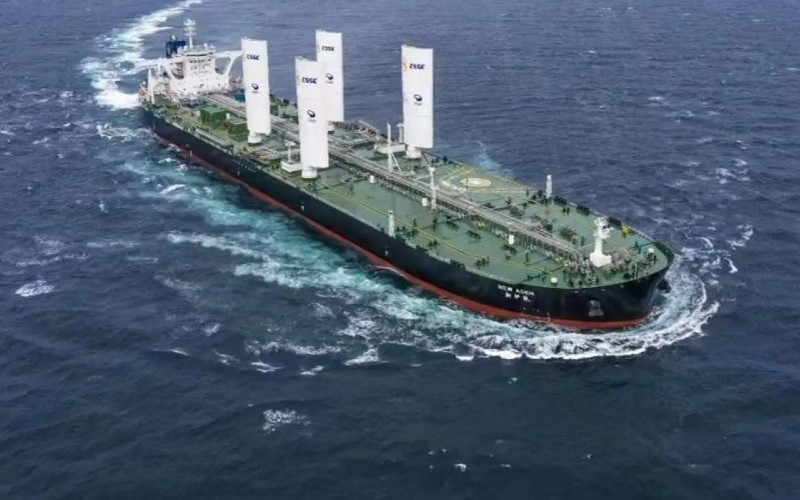 La Cina lancia la prima petroliera a vela