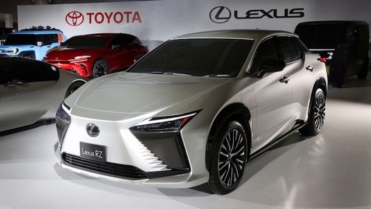 Lexus ha mostrato il crossover elettrico RZ 450e, che competerà con la Tesla Model Y