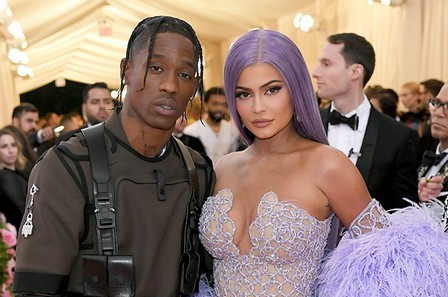 Le réseau discute des rumeurs sur les fiançailles de Kylie Jenner et Travis Scott : une bague mystérieuse et des commentaires d'initiés