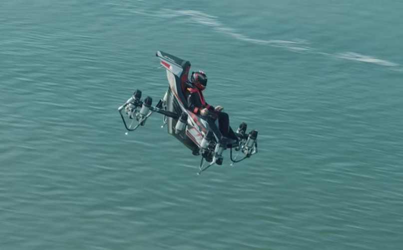 Franky Zapata esegue acrobazie aeree sul nuovo drone monoposto JetRacer